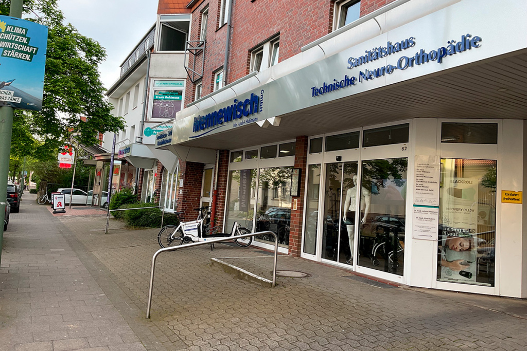 Aussenansicht des Geschäfts in der Schützenstr. 64; davor steht ein Lastenfahrrad des Sanitätshauses Mennewisch